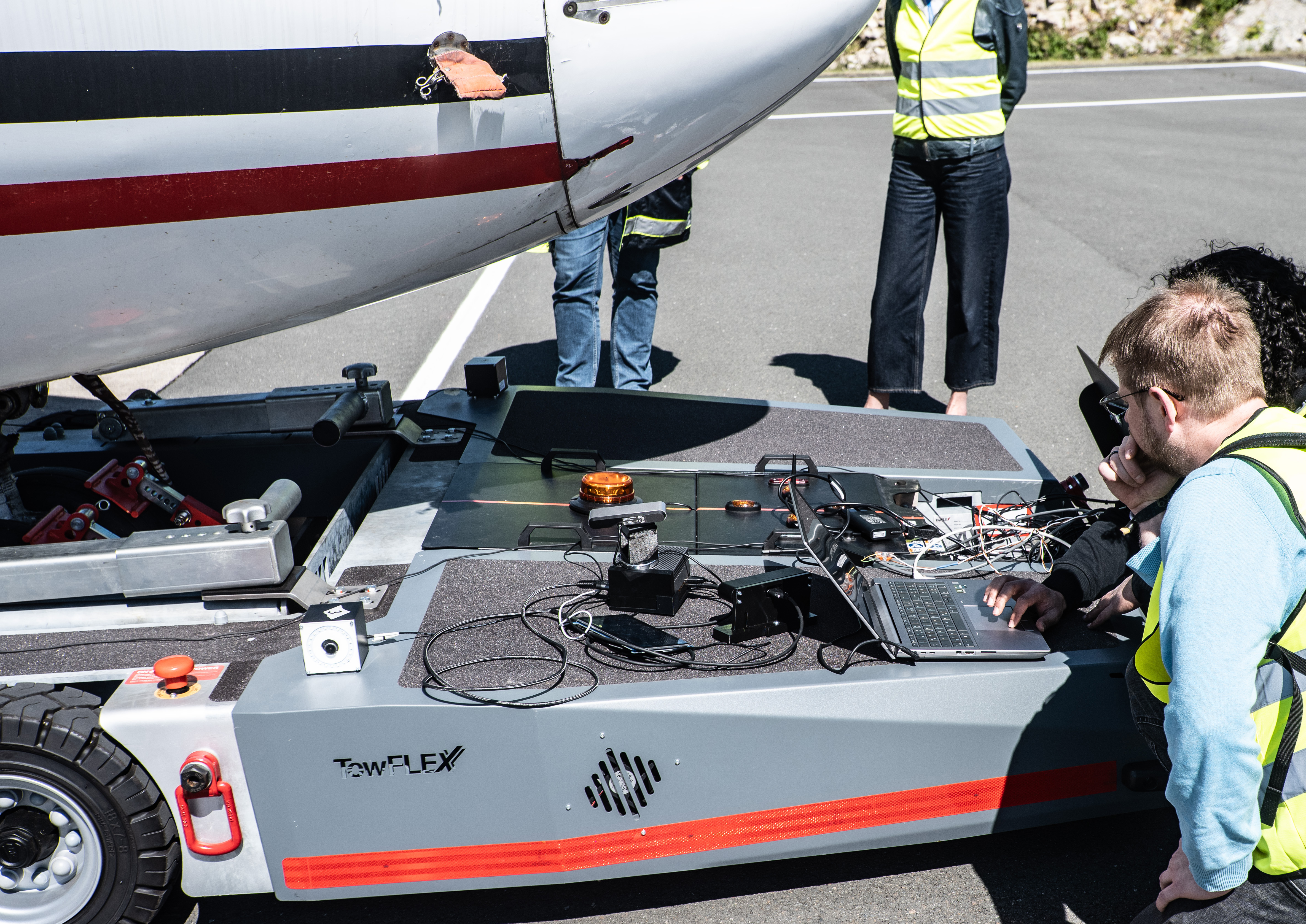 AEM Demonstrator mit Sensorik und Team